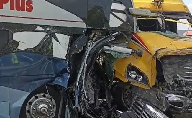 Choque Frontal De Autob S De Pasajeros Contra Tr Iler Deja Heridos