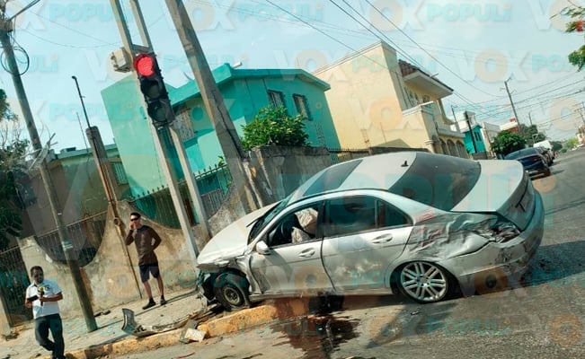 Se Registra Fuerte Choque Entre Camioneta Y Autom Vil Por Omitir La Luz