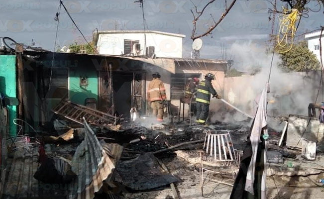 Casi no la cuentan: familia pierde su casa en NLD durante un incendio