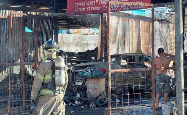 Arde camioneta al interior de un taller en Reynosa