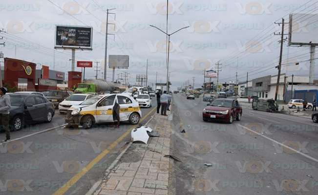 Conductora invade carril y causa carambola en Reynosa