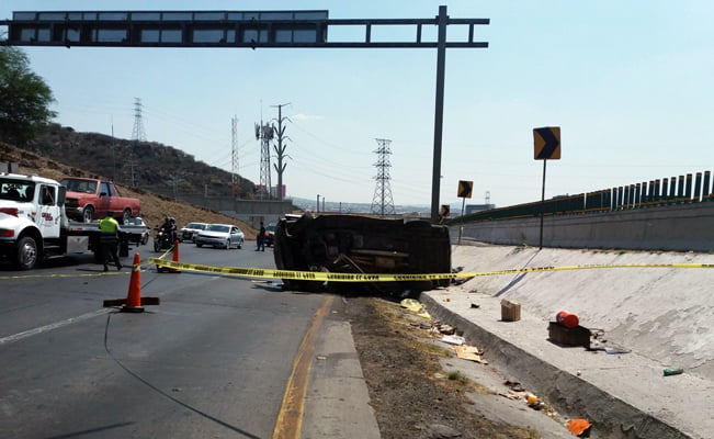 Aparatosa volcadura en carretera de Querétaro deja un muerto