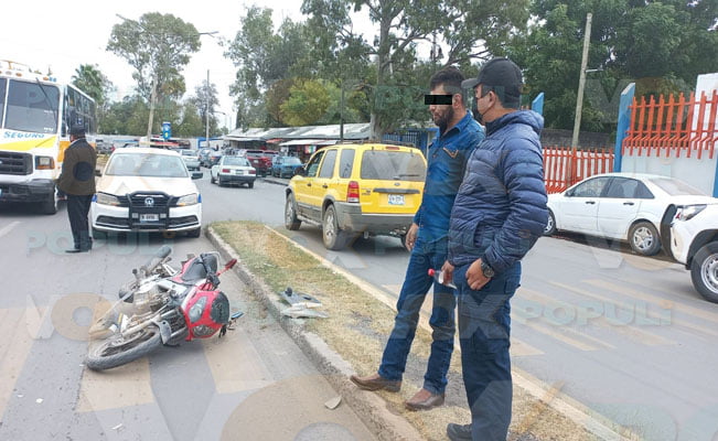Motociclista huye después de derribar a otro en avenida de Victoria