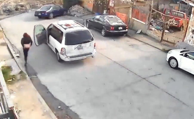 Video. Olvida poner el freno a la camioneta y vuelca con sus 3 hijitos