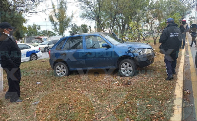 Trepa unidad a camellón, derriba árbol y daña su auto en Victoria