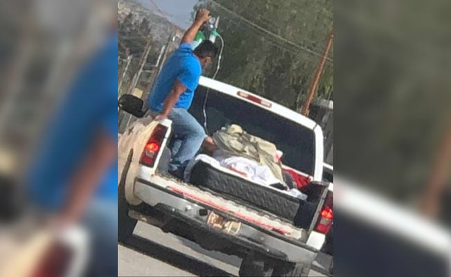 Trasladan a abuelita en una camioneta al hospital en Tula; le negaron ambulancia