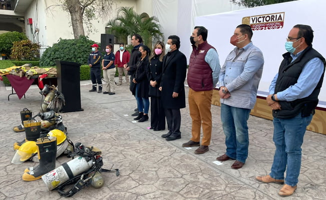Entrega ‘Lalo’ Gattás más equipo a Protección Civil de Victoria