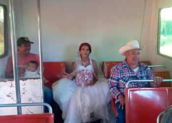 Novia rompe esquemas al llegar a su boda en autobús en Cócorit