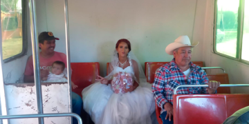 Novia rompe esquemas al llegar a su boda en autobús en Cócorit