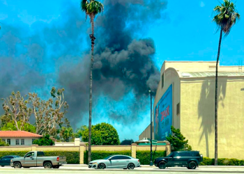 Columna de humo en Warner Bros: Explosión en transformador provoca incendio
