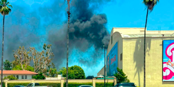 Columna de humo en Warner Bros: Explosión en transformador provoca incendio