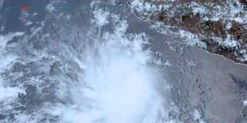 ‘Adrián’ se intensifica: De ciclón a tormenta tropical, apunta a convertirse en huracán
