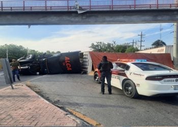 Volcadura de tractocamión provoca cierre de circulación en la Victoria-Monterrey