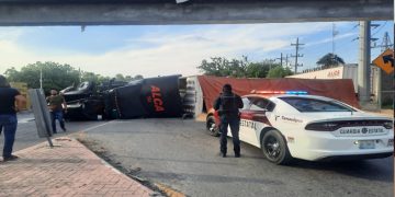 Volcadura de tractocamión provoca cierre de circulación en la Victoria-Monterrey