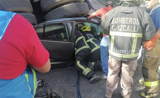 Tráiler Cae De Un Puente Y Aplasta Autos Dejando Varios Heridos En ...