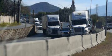 Accidente entre tráiler y vehículo afecta vialidad en Garza Sada