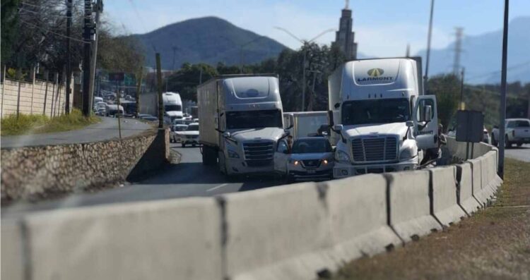 Accidente entre tráiler y vehículo afecta vialidad en Garza Sada