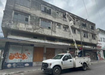 Alerta en Tampico pedazos de concreto caen de edificio abandonado