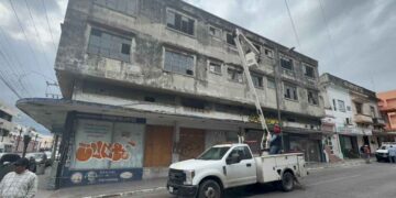 Alerta en Tampico pedazos de concreto caen de edificio abandonado