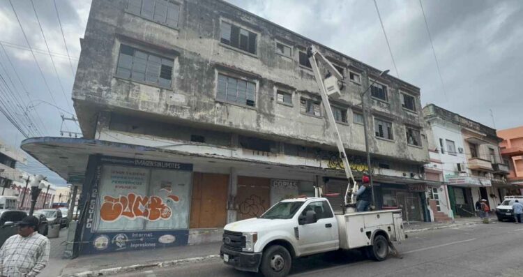 Alerta en Tampico pedazos de concreto caen de edificio abandonado