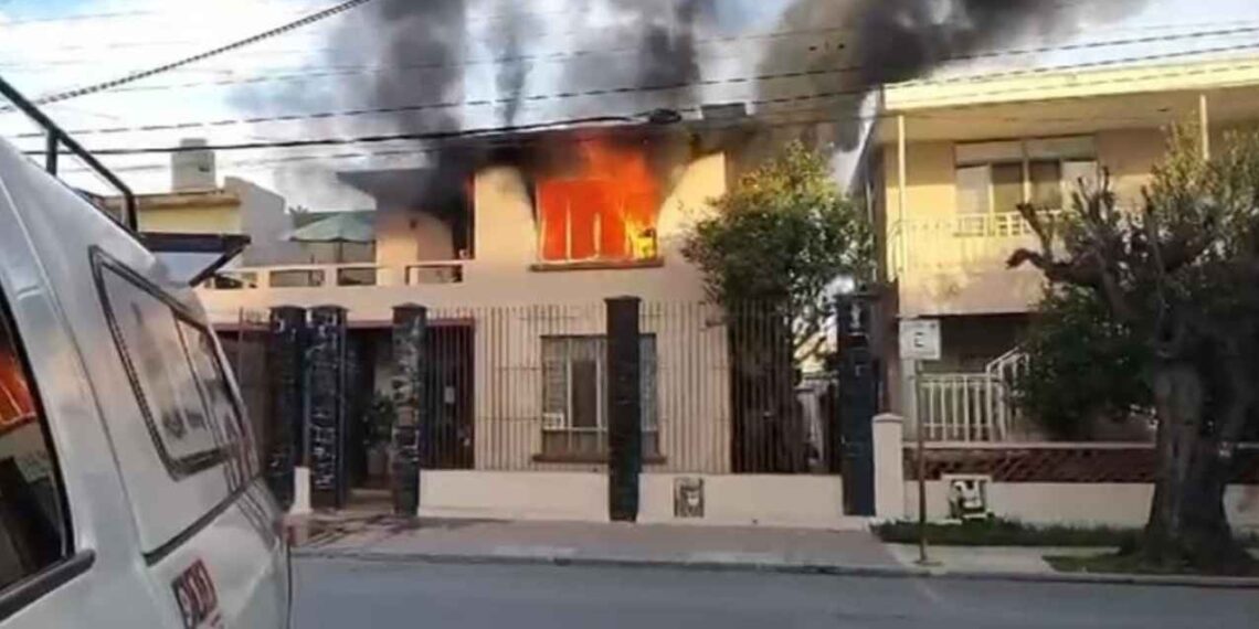 Arde el segundo nivel de una casa en Mitras Centro, Monterrey
