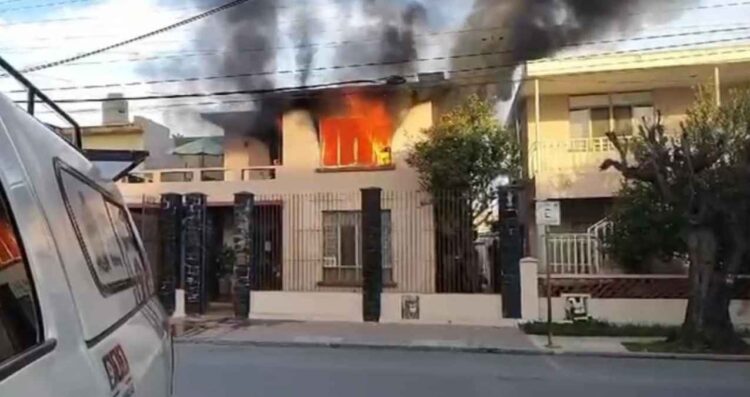 Arde el segundo nivel de una casa en Mitras Centro, Monterrey