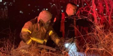 Bomberos sofocan incendio en baldío de Monterrey
