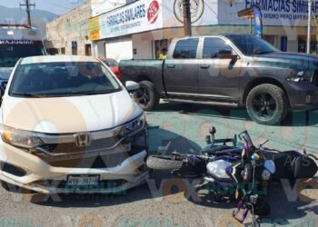 Automovilista omite alto, provoca choque y deja a motociclista lesionado en Ciudad Victoria