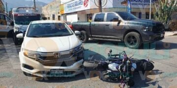 Automovilista omite alto, provoca choque y deja a motociclista lesionado en Ciudad Victoria