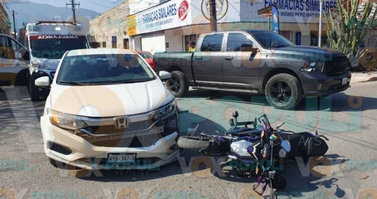 Automovilista omite alto, provoca choque y deja a motociclista lesionado en Ciudad Victoria