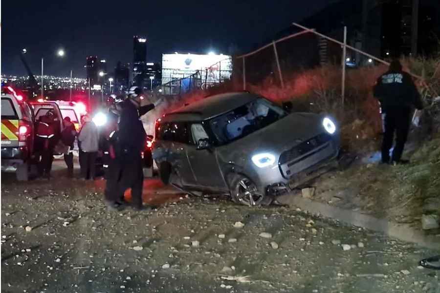Automovilista resulta herido tras impactarse contra una malla ciclónica y volcar en San Pedro, NL