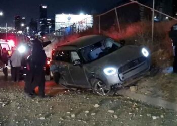 Automovilista resulta herido tras impactarse contra una malla ciclónica y volcar en San Pedro, NL