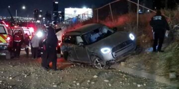 Automovilista resulta herido tras impactarse contra una malla ciclónica y volcar en San Pedro, NL