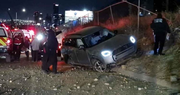Automovilista resulta herido tras impactarse contra una malla ciclónica y volcar en San Pedro, NL
