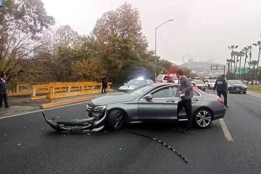 Automovilista se impacta contra camión urbano en la Av. Morones Prieto en San Pedro, NL; hay un lesionado
