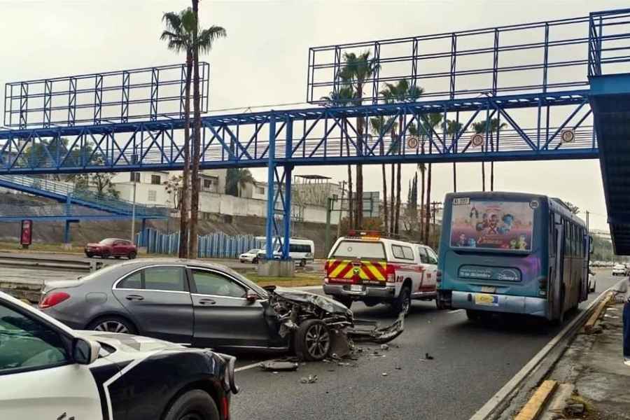 Automovilista se impacta contra camión urbano en la Av. Morones Prieto en San Pedro, NL; hay un lesionado