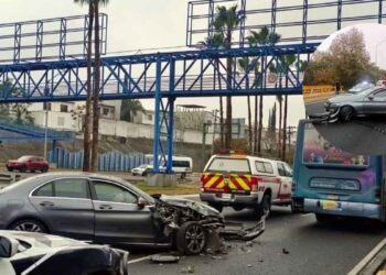 Automovilista se impacta contra camión urbano en la Av. Morones Prieto en San Pedro, NL; hay un lesionado