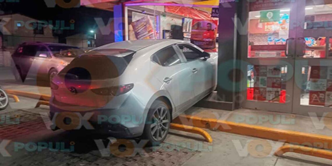 Automovilista se impacta contra la fachada de un Oxxo en Altamira, Tamaulipas