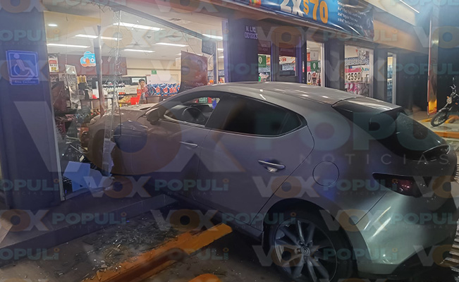 Automovilista se impacta contra la fachada de un Oxxo en Altamira, Tamaulipas