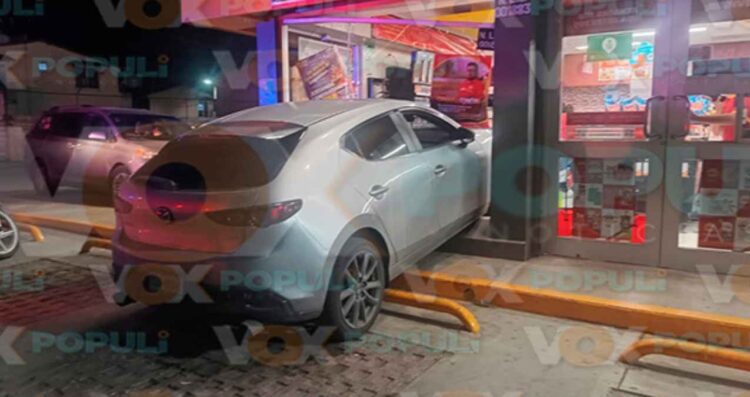 Automovilista se impacta contra la fachada de un Oxxo en Altamira, Tamaulipas
