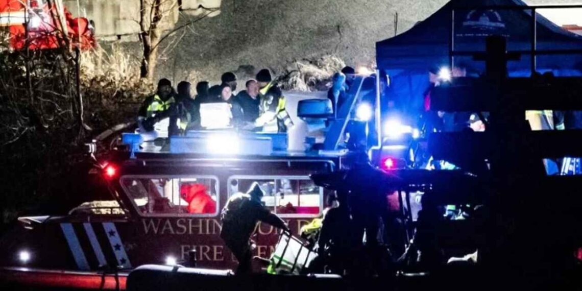 Autoridades recuperan al menos 30 cuerpos tras el choque entre helicóptero y avión en Washington