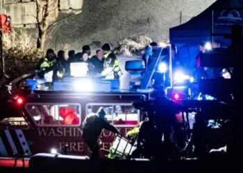 Autoridades recuperan al menos 30 cuerpos tras el choque entre helicóptero y avión en Washington