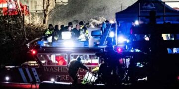 Autoridades recuperan al menos 30 cuerpos tras el choque entre helicóptero y avión en Washington