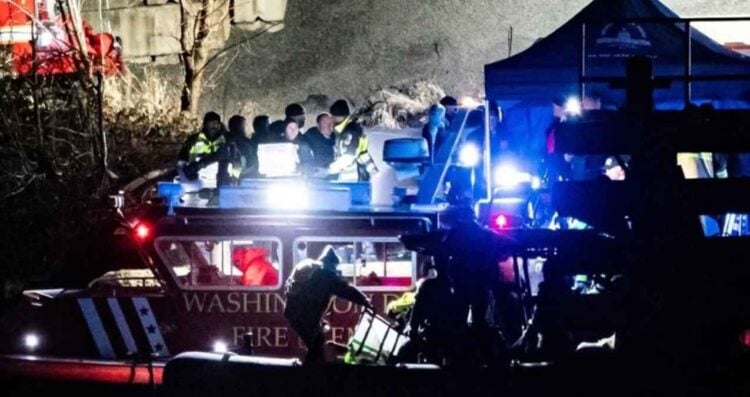 Autoridades recuperan al menos 30 cuerpos tras el choque entre helicóptero y avión en Washington