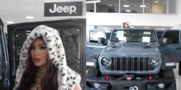 Bellakath presume en redes sociales su nueva camioneta