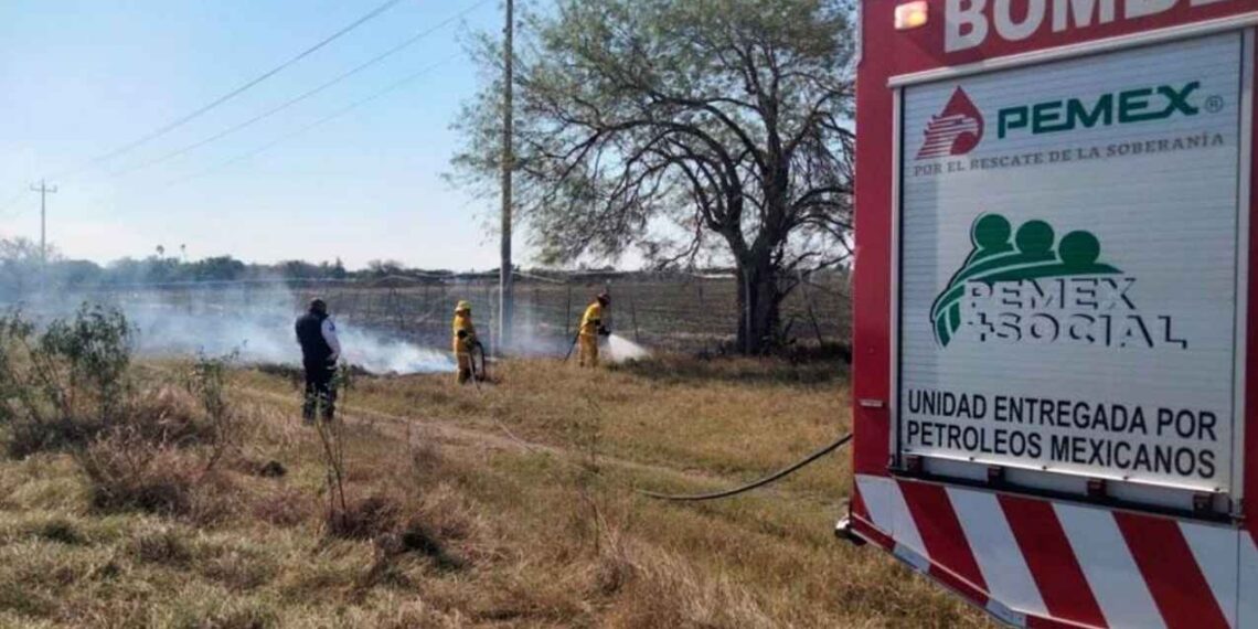 Bomberos controlan incendio que amenazaba escuela y viviendas en San Fernando, Tamaulipas