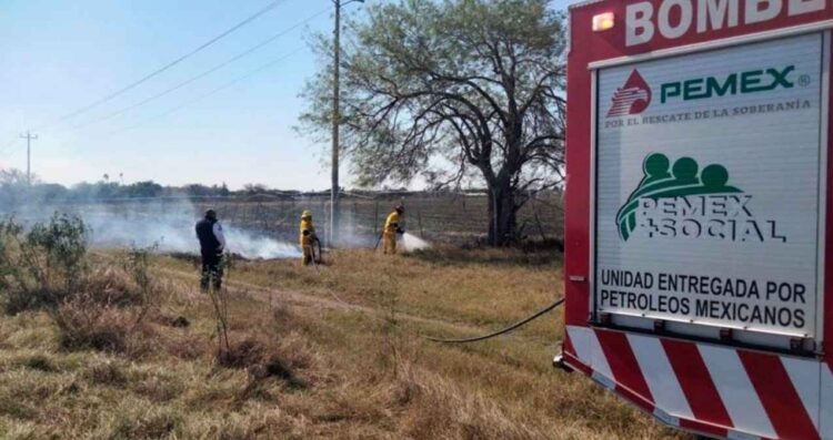 Bomberos controlan incendio que amenazaba escuela y viviendas en San Fernando, Tamaulipas