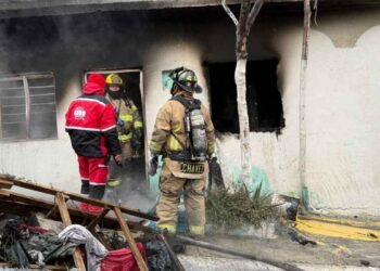 Buscaban mitigar el frío y terminan incendiando una casa abandonada en San Pedro, Nuevo León