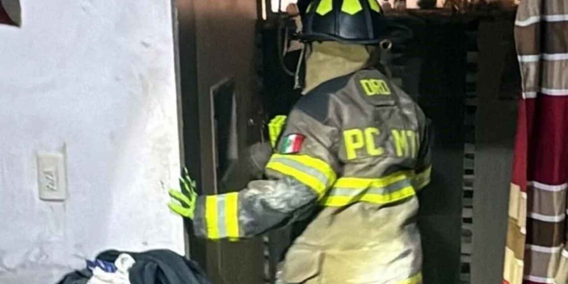 Calentador con fuga de gas genera flamazo en una casa de Monterrey, NL