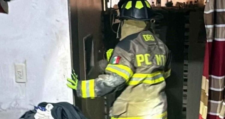 Calentador con fuga de gas genera flamazo en una casa de Monterrey, NL